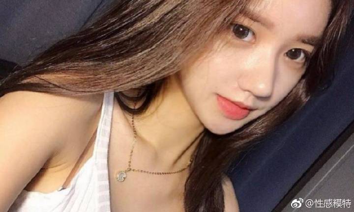 SUV悬在山坡两人危在旦夕 十几人拉绳作保险